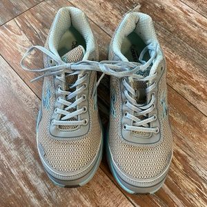 Gdefy shoes w/ insoles